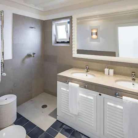 Villa Sleeps 6 With Pool And Air Con