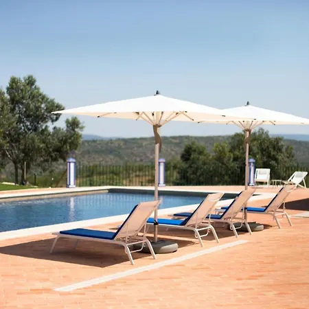 Sleeps 6 With Pool And Air Con
