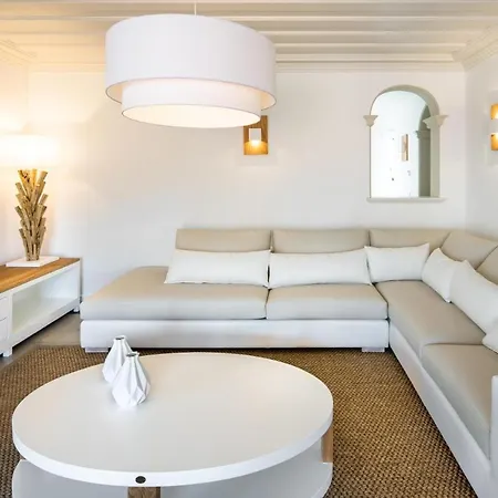 Sleeps 6 With Pool And Air Con Aroal