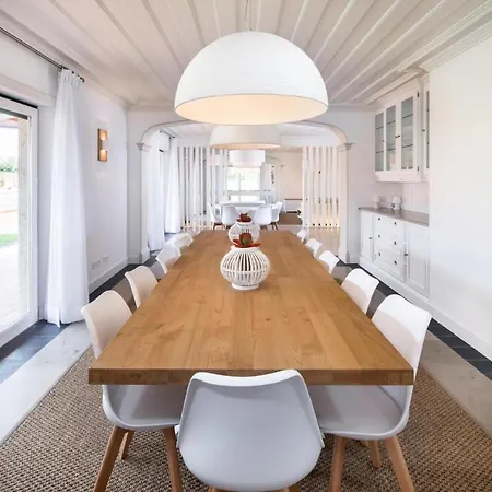 Villa Sleeps 6 With Pool And Air Con